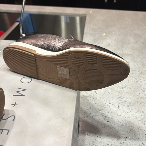 Comsens silver leather loafer shoe. Size 7 1/2.Flexibilty. Cushioned insoles. - Picture 3 of 6